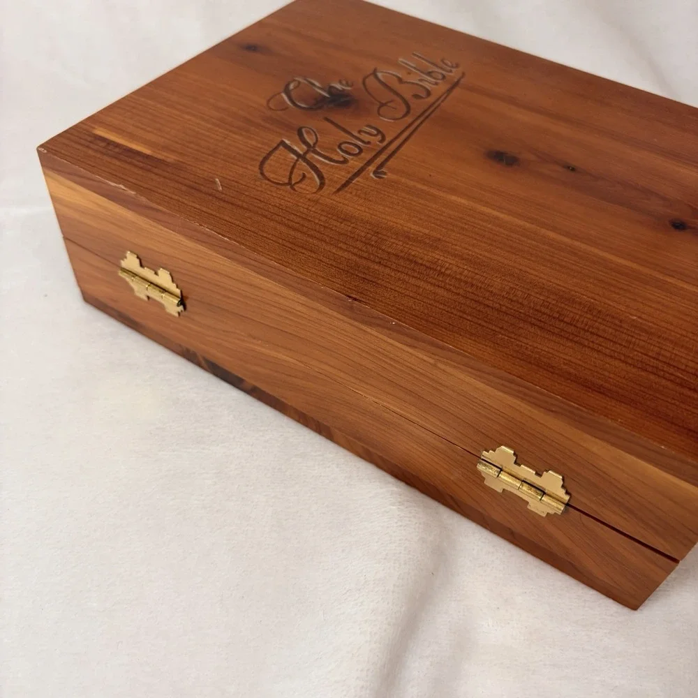Vintage 1976‎ Memorial Protestant Edition Holy Bible In Cedar Wood Box USA Read